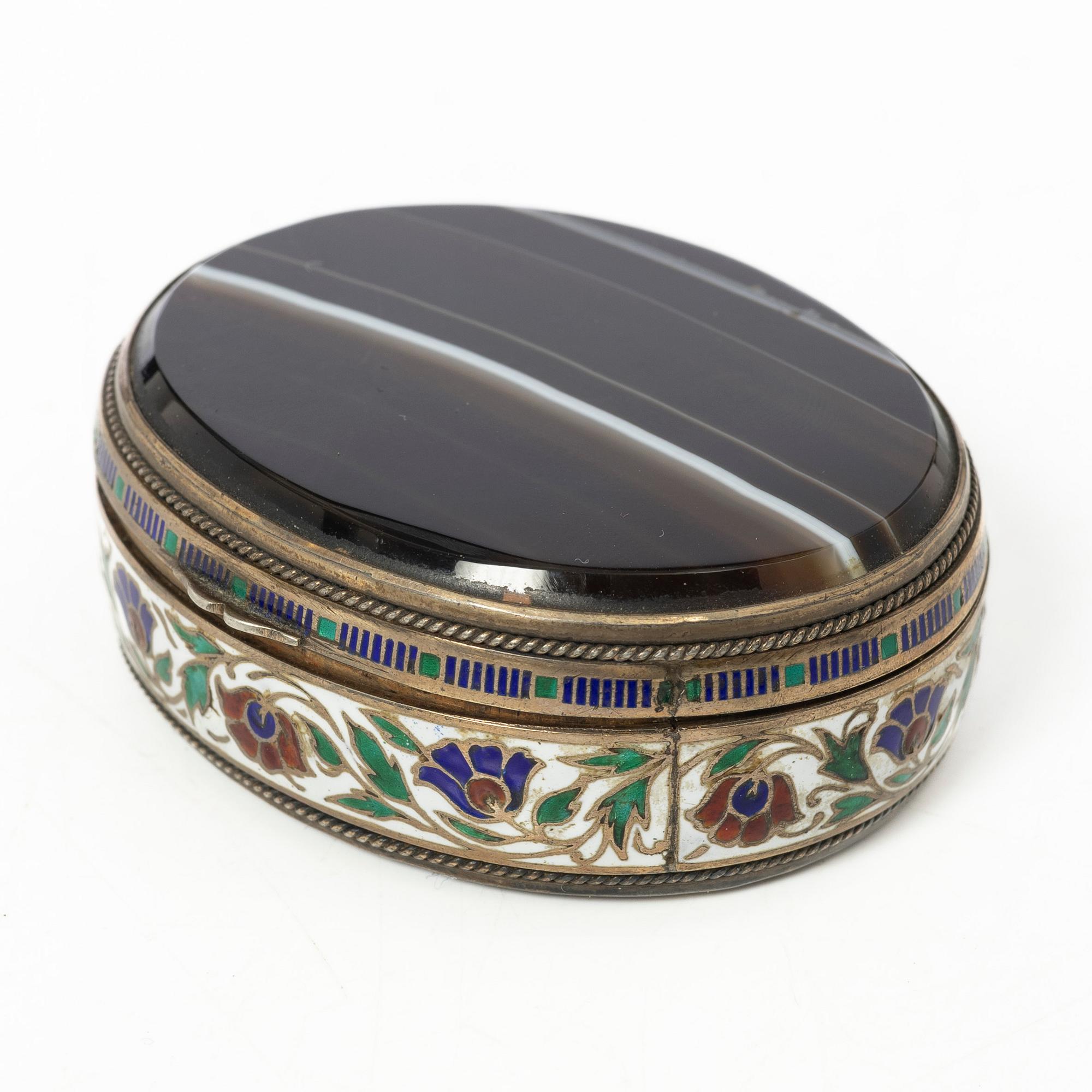A cloisonné and agate box, first half of the 20th century.