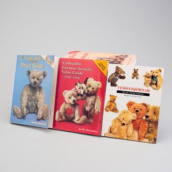 A lot of ten books regarding teddybears.