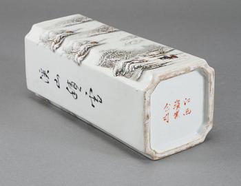 PENSELVAS, porslin, Kina, 1900-talets första hälft.