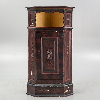 Hörnskåp, allmoge, 1800-tal.