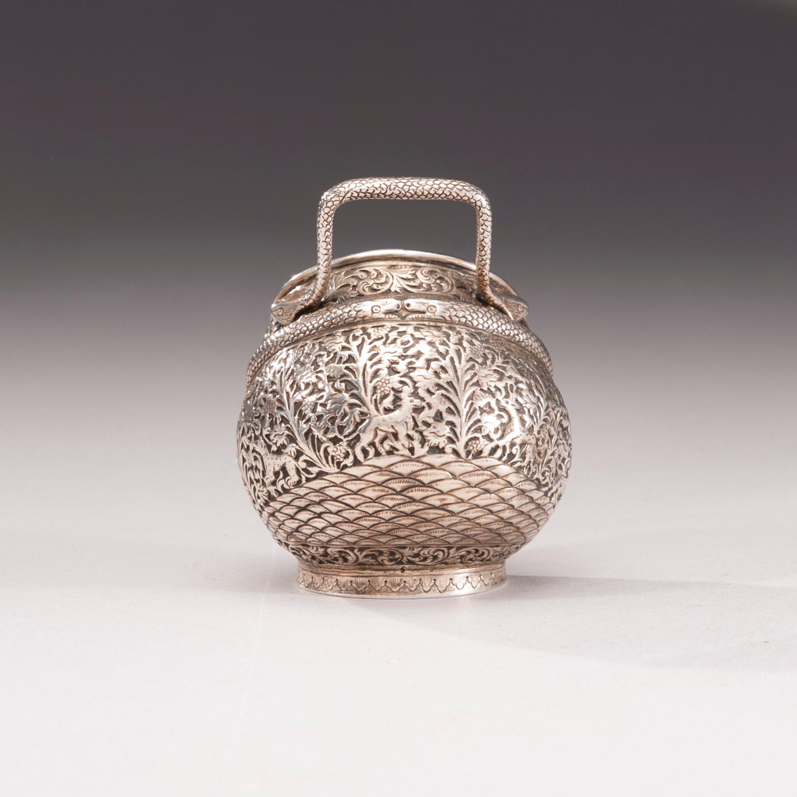 SOCKERSKÅL, silver, troligen Indien, 1900-talets början. Vikt 163,7 g.