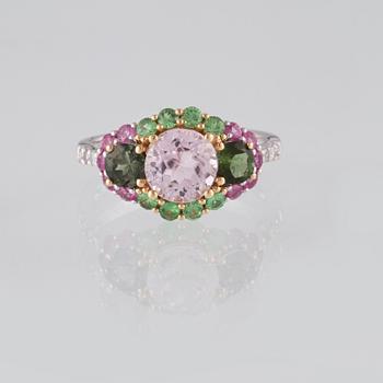 RING, 18K vitguld med briljantslipade diamanter ca 0.10 ct, rosa safirer, kunzit, turmaliner samt demantoider. Vikt 3,3.