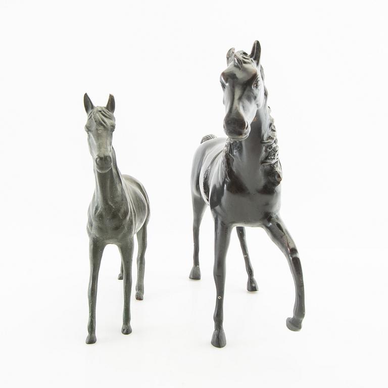 Okänd konstnär 1900-tal, Skulpturer 2 st Hästar.