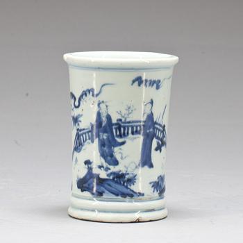 PENSELVAS, porslin. Kina 1800-tal.