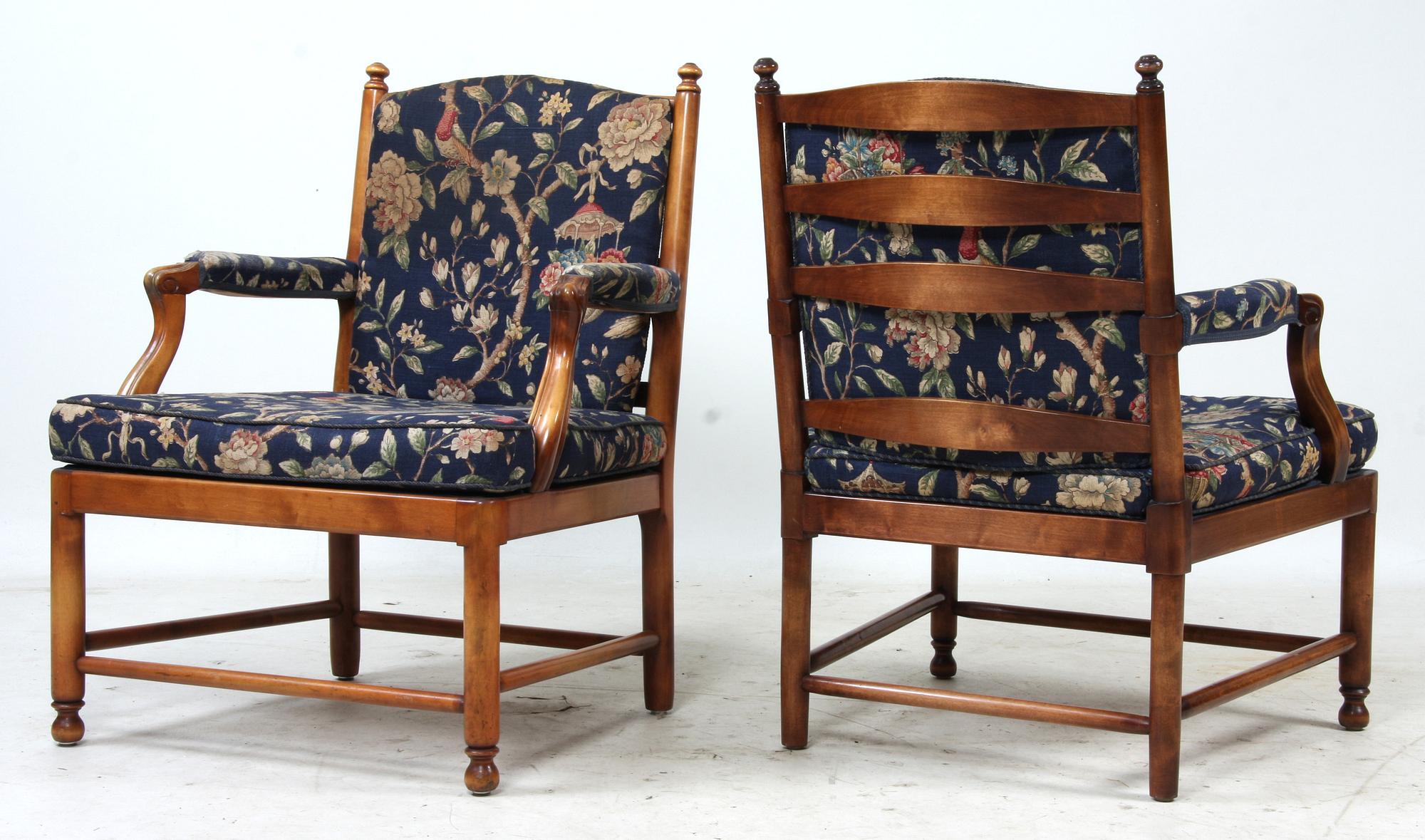 FÅTÖLJER, 2 st snarlika, Gripsholmsmodell, 1900-tal.