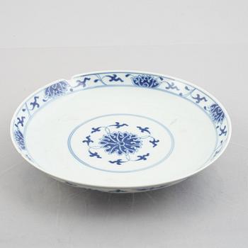 A Chinese blue and white lotus dish, late Qing dynasty / around 1900.