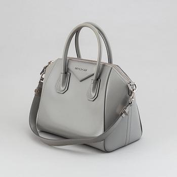 Givenchy, a grey leather 'Antigona Small' handbag.