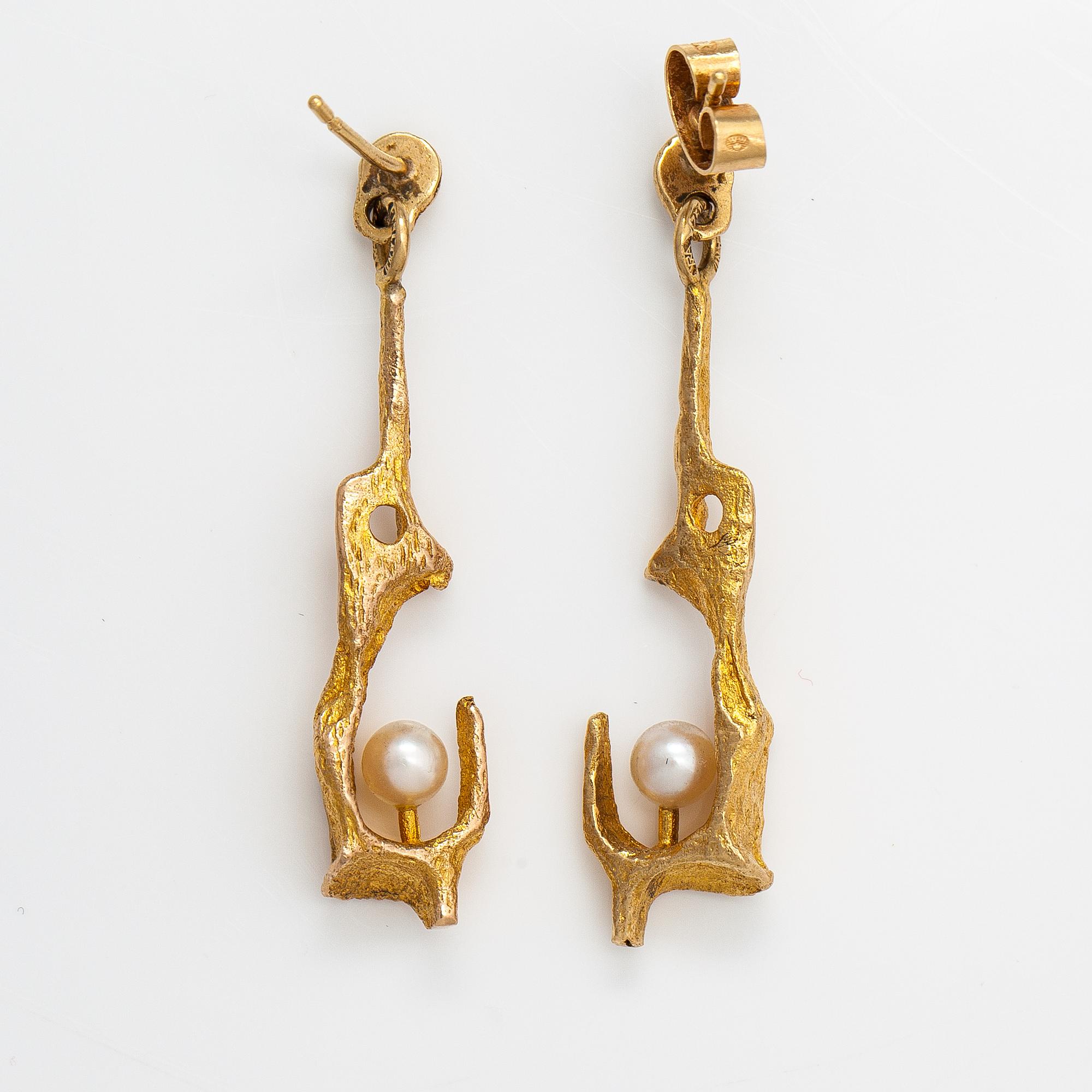 Björn Weckström, "By the springs", a pair of 18K gold and cultured pearls earrings. Lapponia 1964-1974.