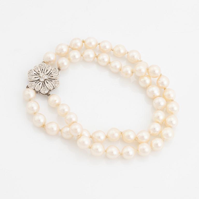 Cultured pearl bracelet.