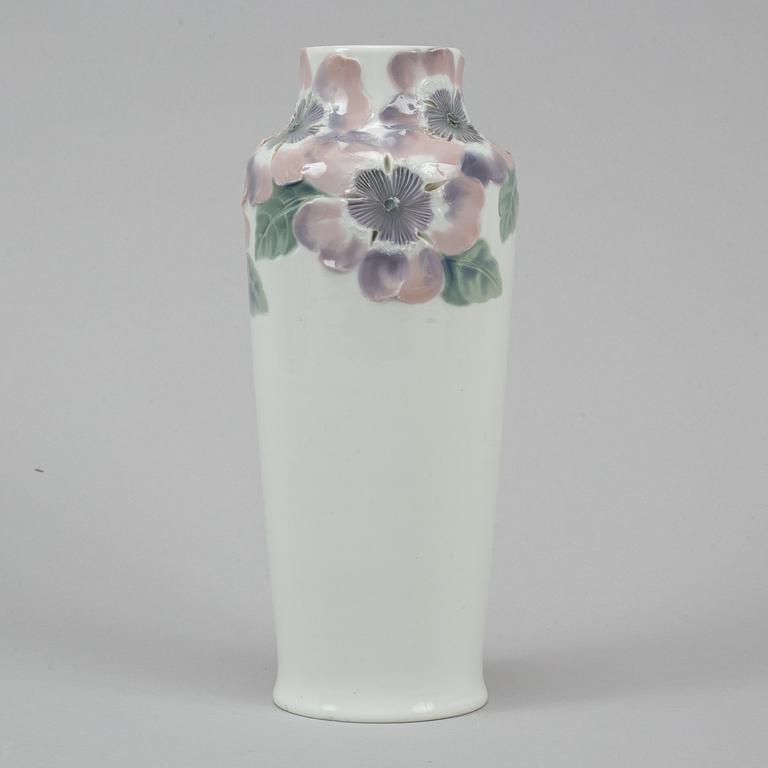 MELA ANDERBERG, porcelaine vase, first half of the 20th century.