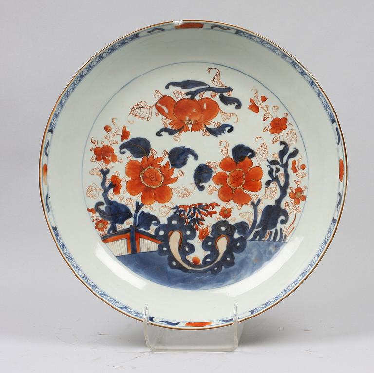 SKÅLFAT. Porslin. Kina. 1700-tal.