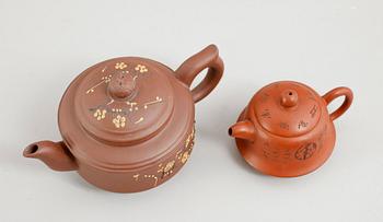 TEKANNOR, 2 st, keramik, Kina, sannolikt 1900-tal.