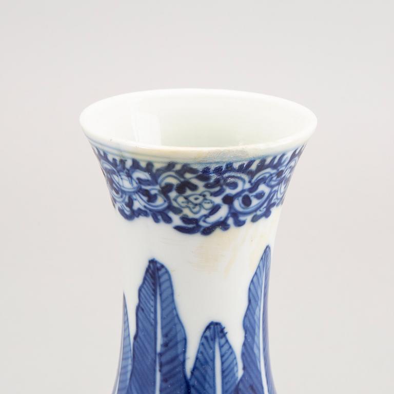 A late Qing blue and white porcelain vase.