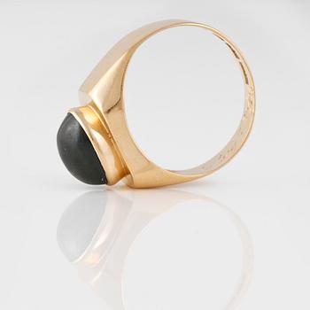 RING, 18K guld samt grön paste, Gustav Dahlgren & Co, Malmö, 1956. Vikt 2,8 gram.