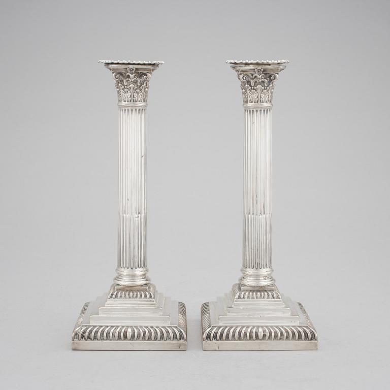 LJUSSTAKAR, ett par, silver, London, England, 1897.