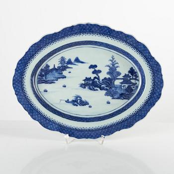 A blue and white serving dish, Qing dynasty, Jiaqing (1796-1820).