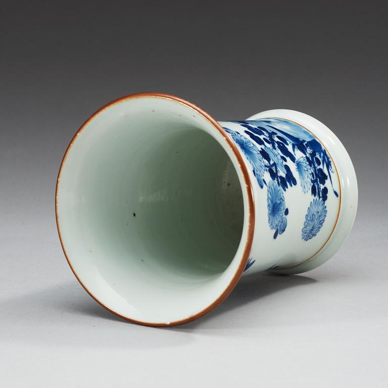 A blue and white brush pot, Qing dynasty, Kangxi (1662-1722).