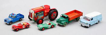 LEKSAKSBILAR, 6 delar, Dinky Toys, Corgi Toys samt Japan, 1900-talets mitt.