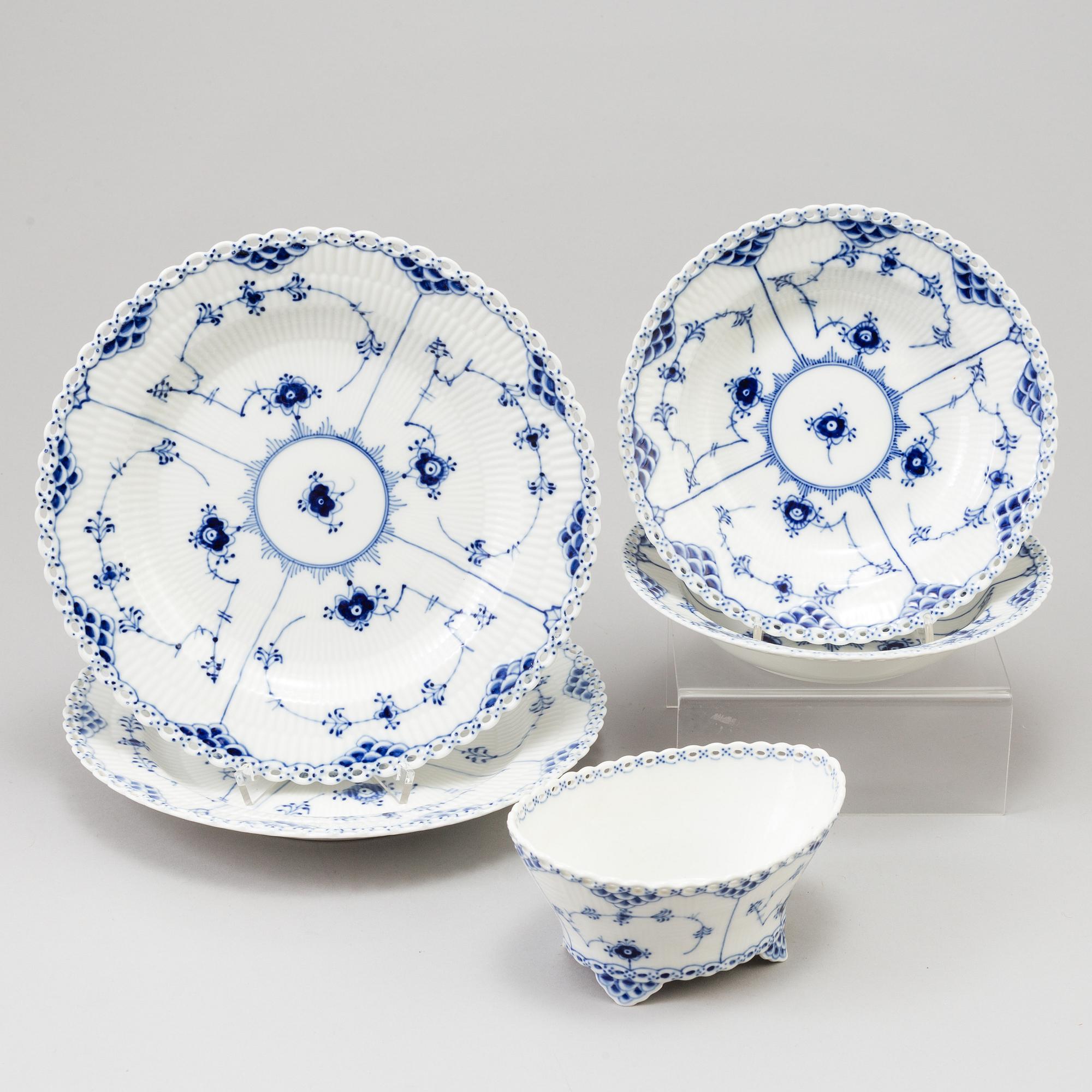 SERVISDELAR, 103 stycken, porslin, "Musselmalet", Royal Copenhagen.