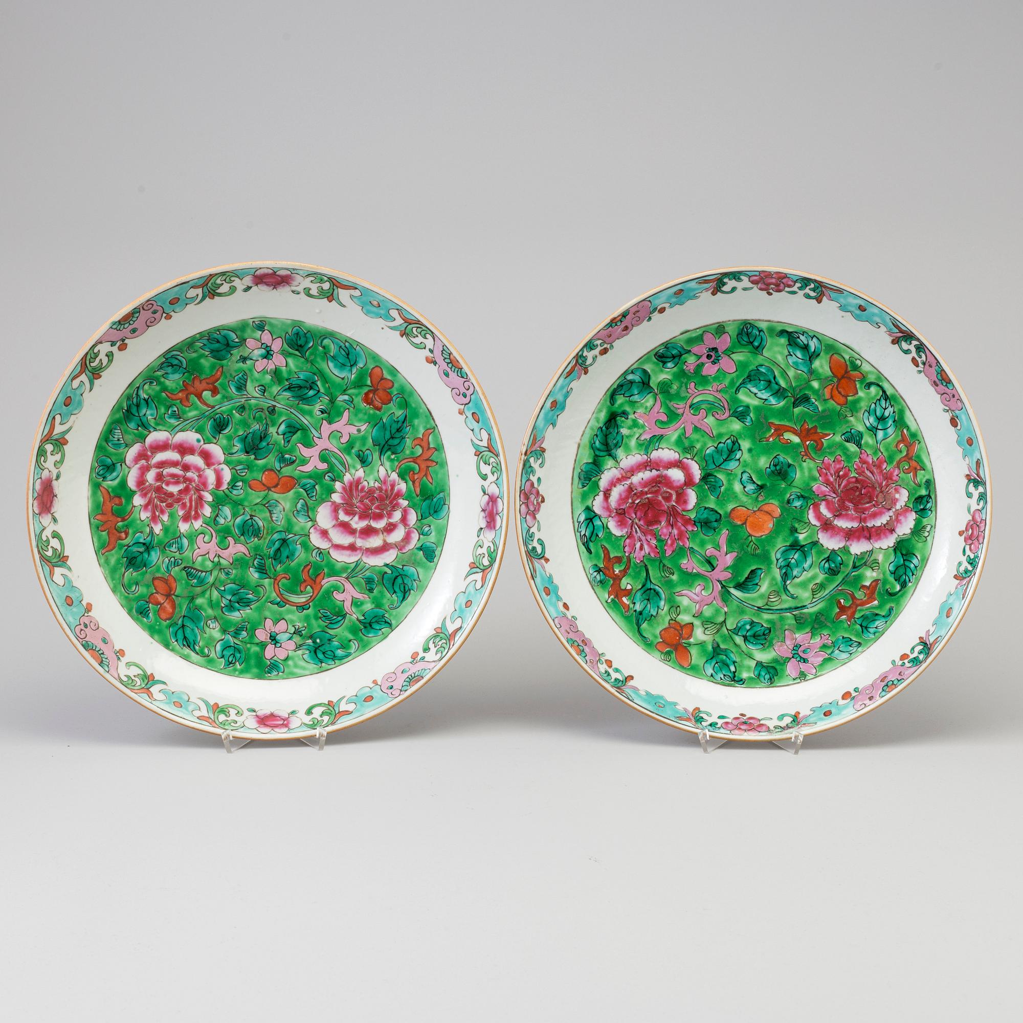 A large pair of famille rose porcelain dishes, Qing dynasty, 19th century.