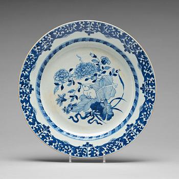 945. A large blue and white dish, Qing dynasty, 18th Century.