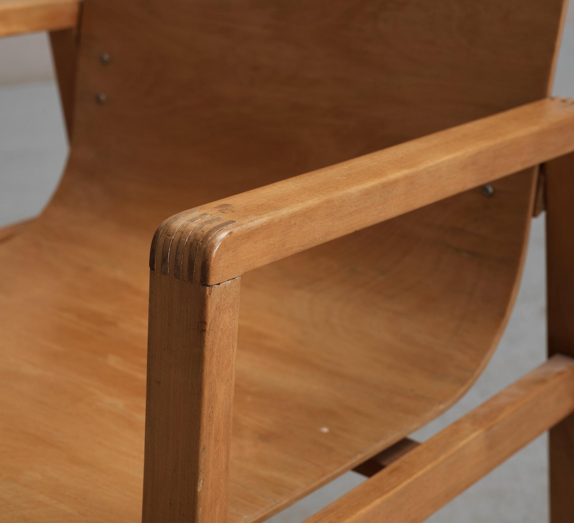 An Alvar AAlto birch plywood armchair, model 51, Huoneakalu-ja Rakennustyötehdas Oy, Artek, Finland.