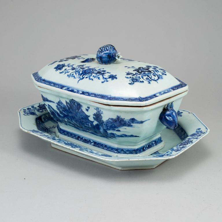 A blue and white export porcelain tureen with cover and dish, Qing dynasty, Qianlong (1736-95).