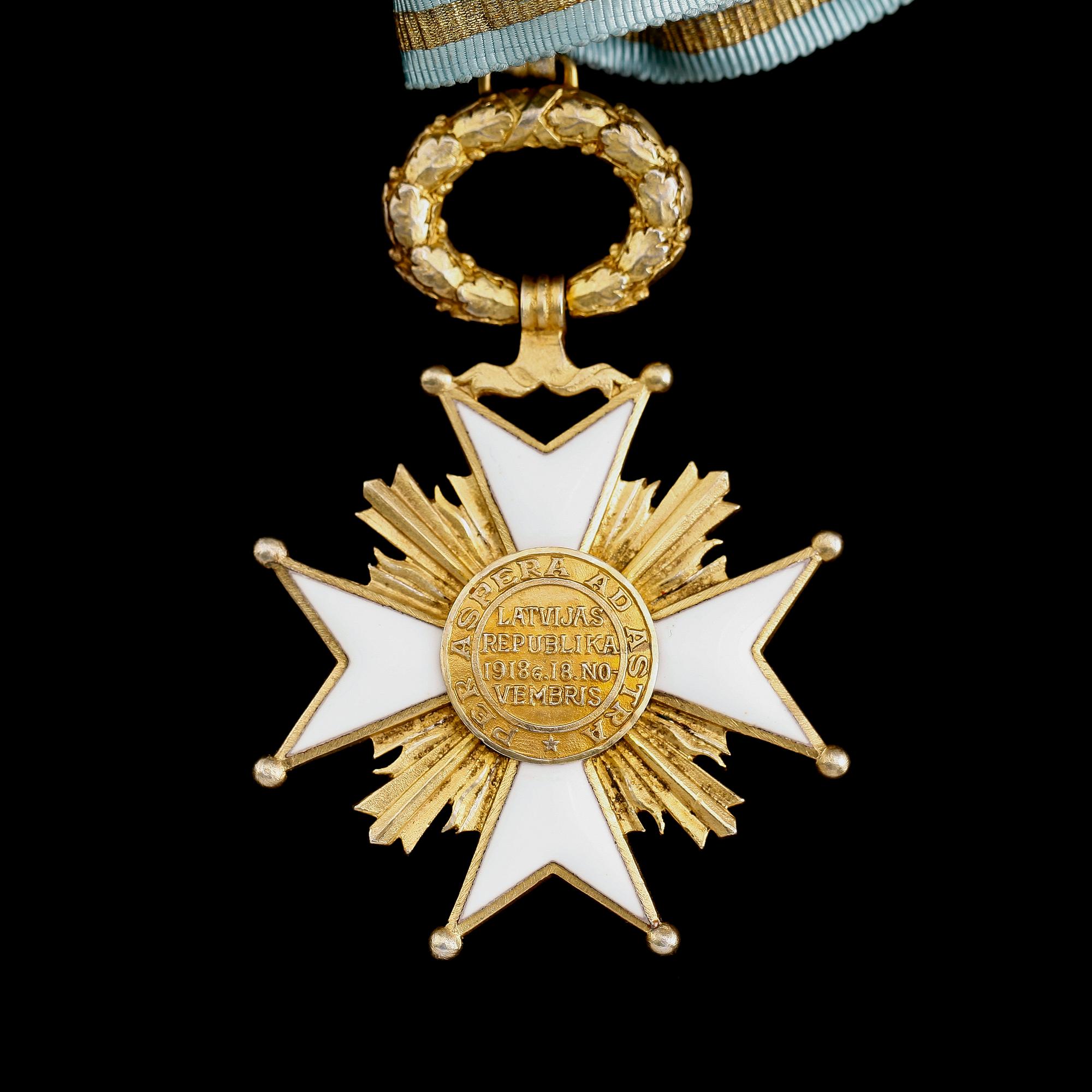 ORDEN, förgyllt silver, "Tre Stjärnors Orden", Lettland. Vikt ca 40 gram.