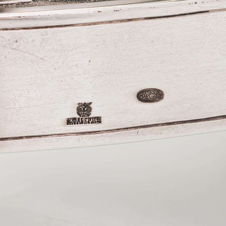 K. Fabergé, jardinière i silver med glasinsats. Hovleverantörsmärke och ristat inventarienummer 21765. Tidigt 1900-tal.