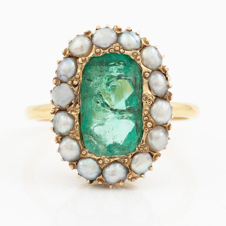 Ring in 18K gold with a cushion-shaped emerald and half pearls.