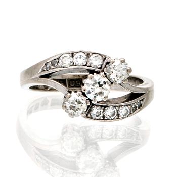 Ring 18K whitegold old, brilliant and single-cut diamonds approx 0,70 ct in total, total weight 6,1 g.