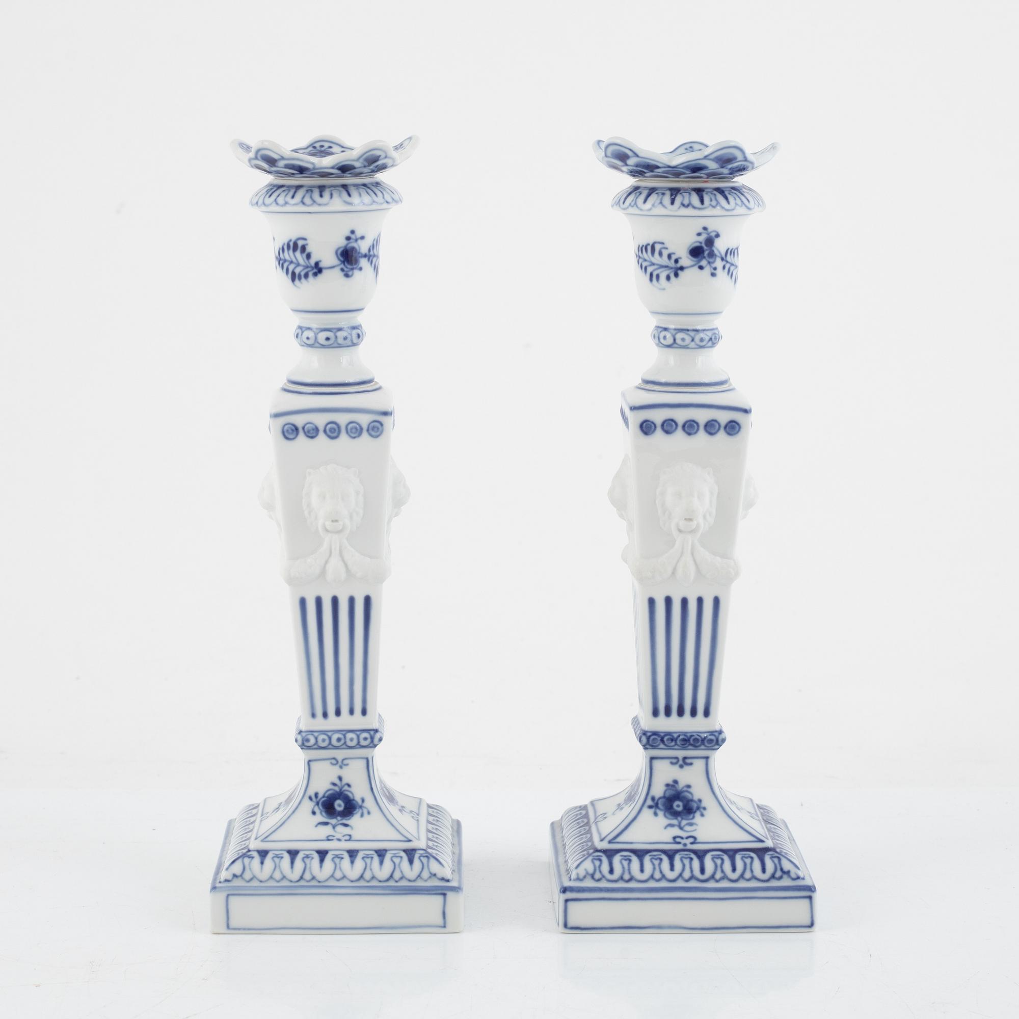 Ljusstakar, ett par, porslin, "Musselmalet", Royal Copenhagen, Danmark, 1969-74.