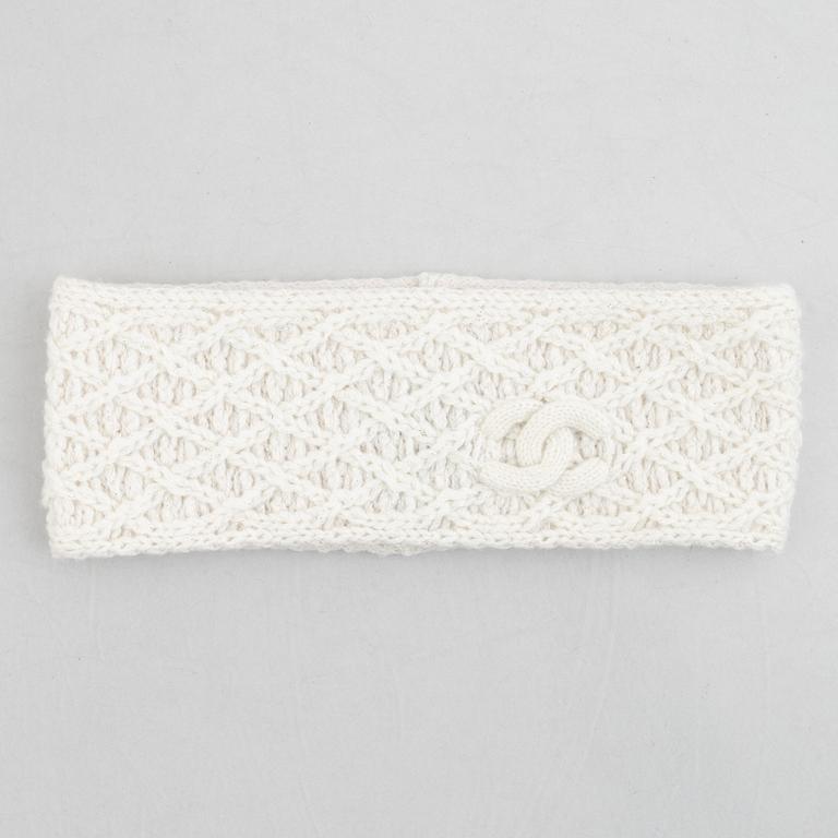 Chanel, a white cashmere and wool headband.