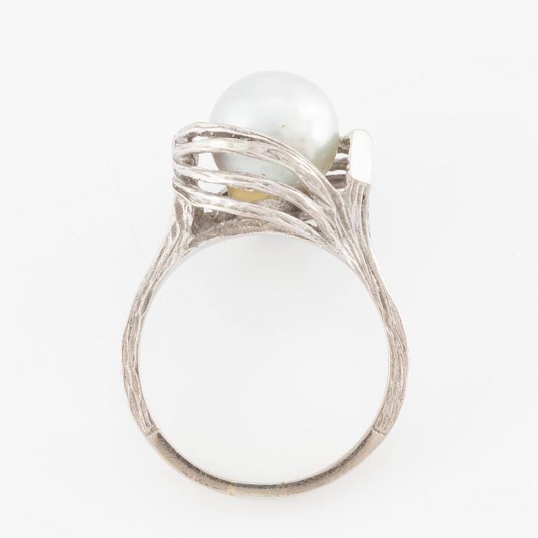 Ring 18K white gold with a cultured pearl.