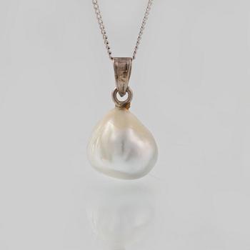 HÄNGE, 18K vitguld med odlad pärla. Vikt 3,1 gram.