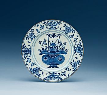 1565. A set of 16 blue and white dinner plates, Qing dynasty, Kangxi (1662-1722).