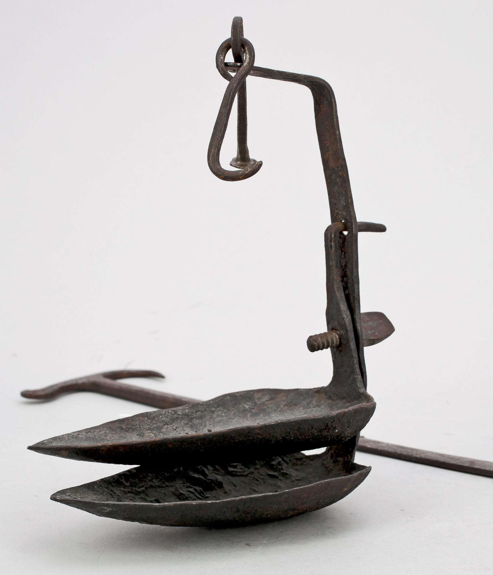 VÄGGLJUSSTAKE, OLJELAMPA samt ALNMÅTT, 3 st,  järn,  bl a dat 1751.