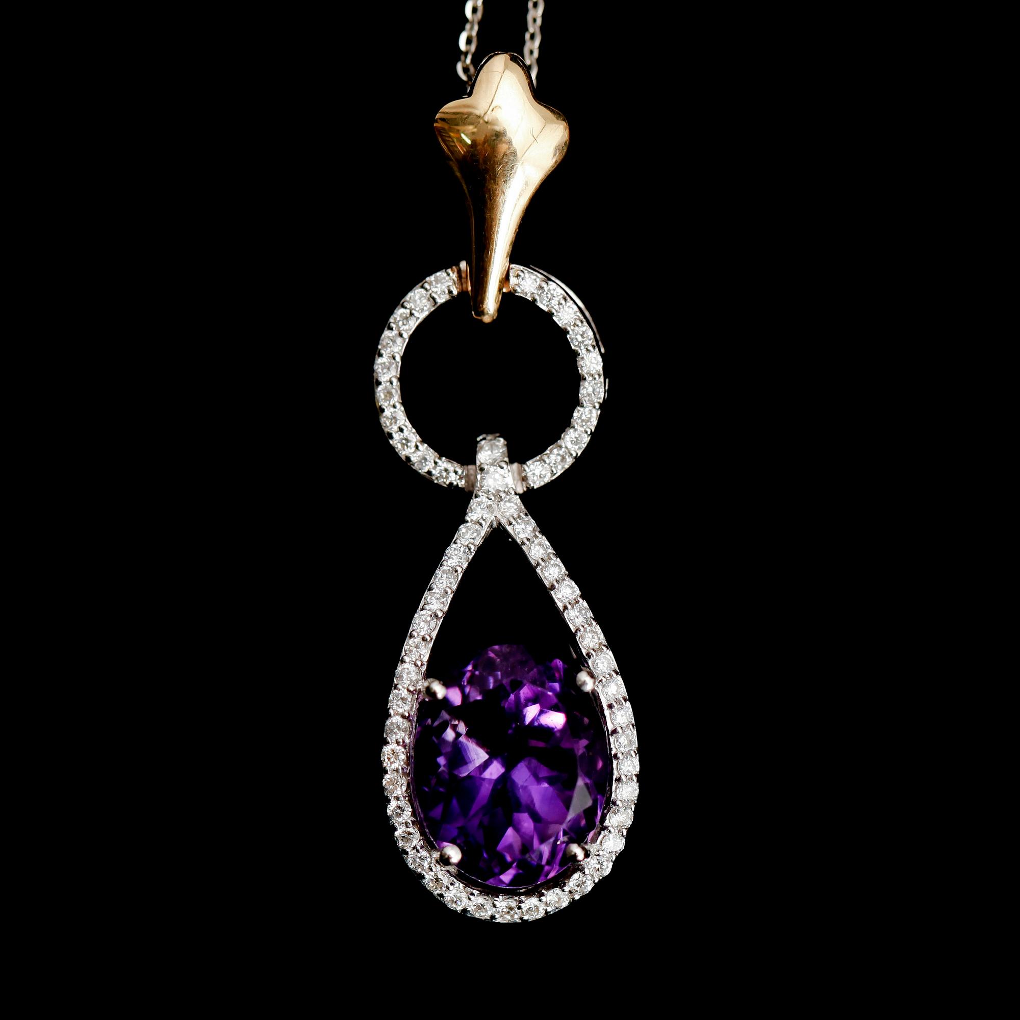 HÄNGE MED KEDJA, 18 k vit/gult guld, ametist 3.22 ct, briljantslipade diamanter tot 0.33 ct.