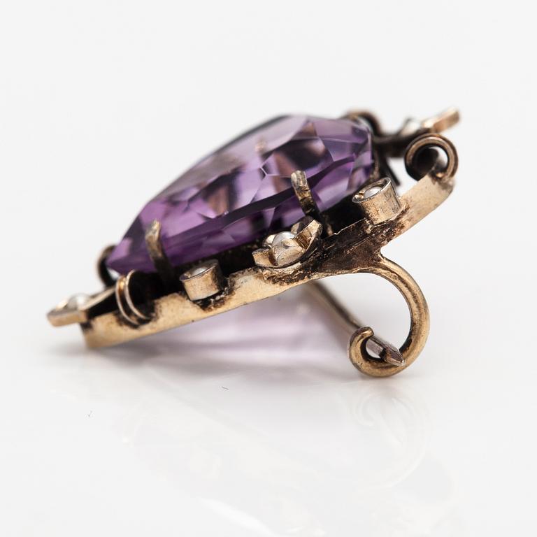 A necklace, bracelet and two brooches in gilded silver and with amethysts and pearls.