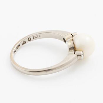 Ring 18K vitguld men en pärla och gammalslipade diamanter.