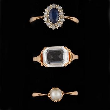 RINGAR, 3 st, 18k guld med bergskristall, safir, pärla. Total vikt ca 6,2 gram.