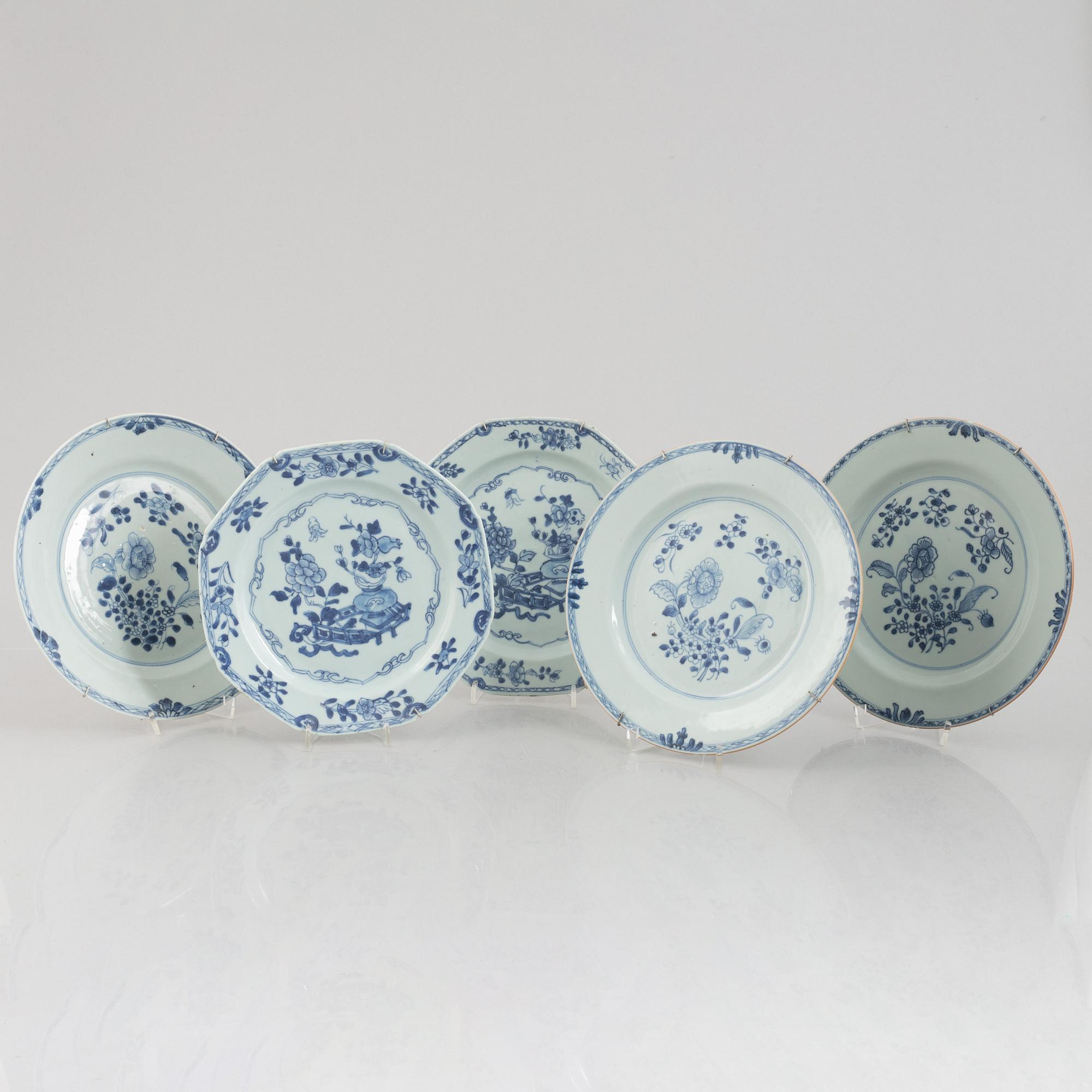 A group of five Chinese export porcelain plates, Qingdynasty, Qianlong (1736-95).
