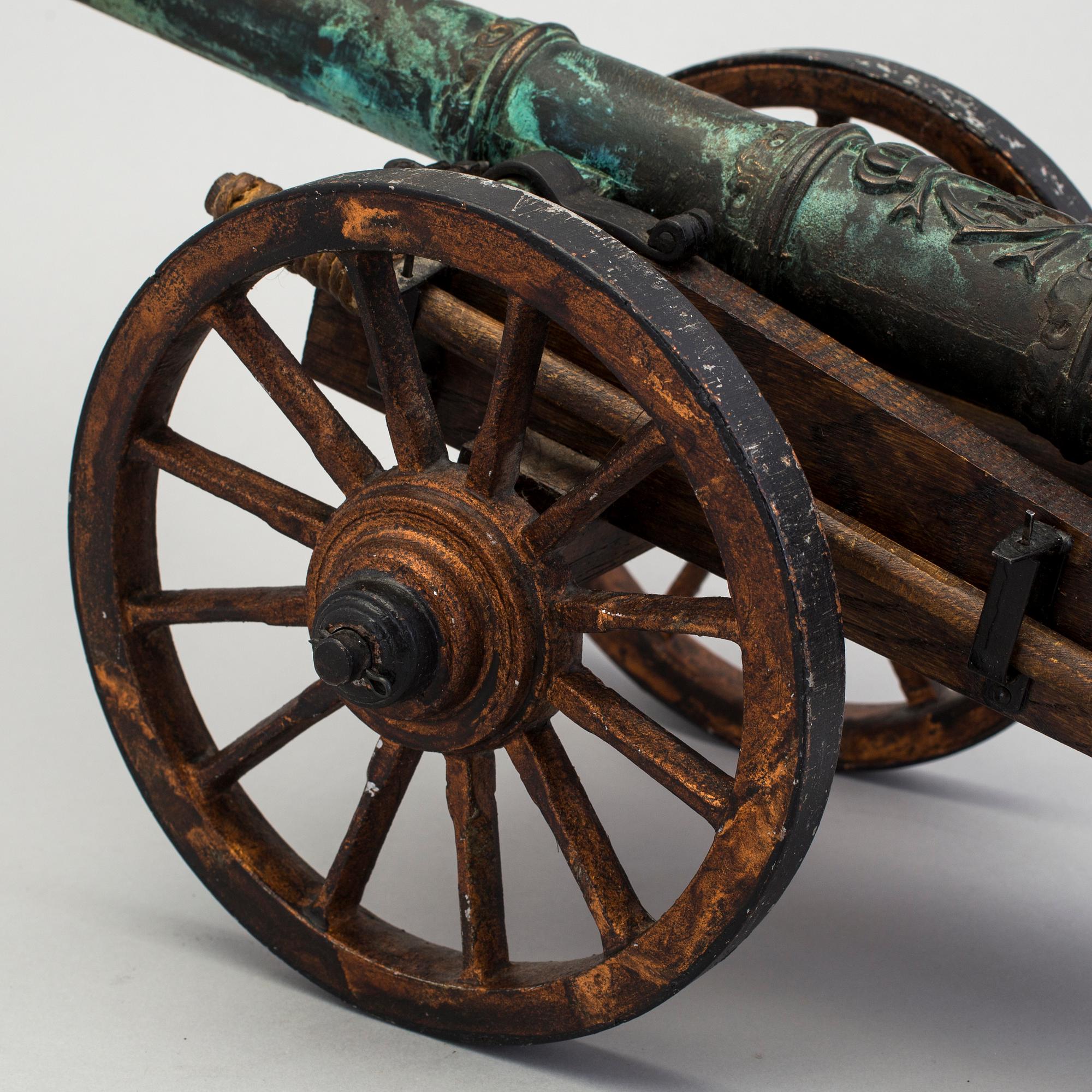 MODELLKANON, brons, kopia av fältkanon med Karl XII monogram, Svensk Metallkonst, Carlscrona, 1900-talets andra hälft.