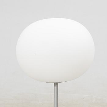 Jasper Morrison, bordslampa "Glo ball" för Flos 2000-tal.