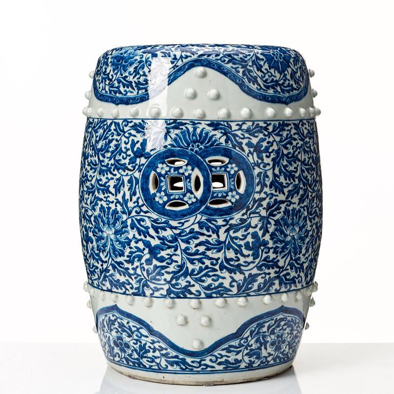 A blue and white garden seat, Qing dynasty, 19th Century.