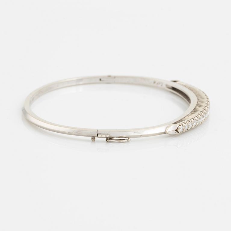 18K white gold bangle with round brilliant-cut diamonds.