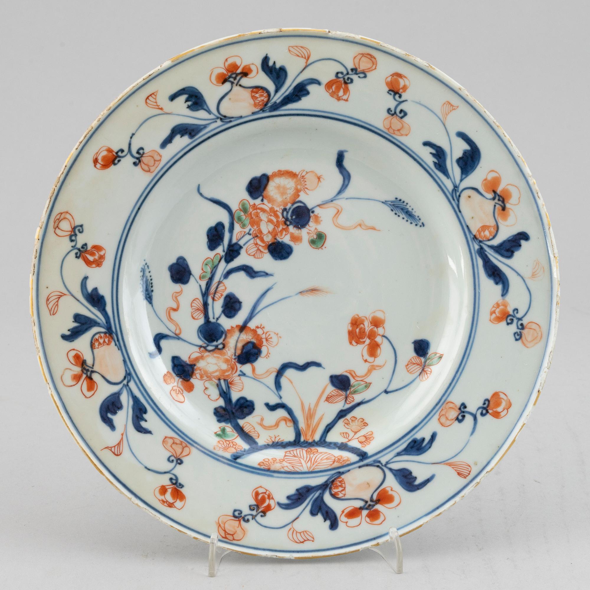Five blue and white and imari export porcelain plates, Qing dynasty, Qianlong (1736-95).