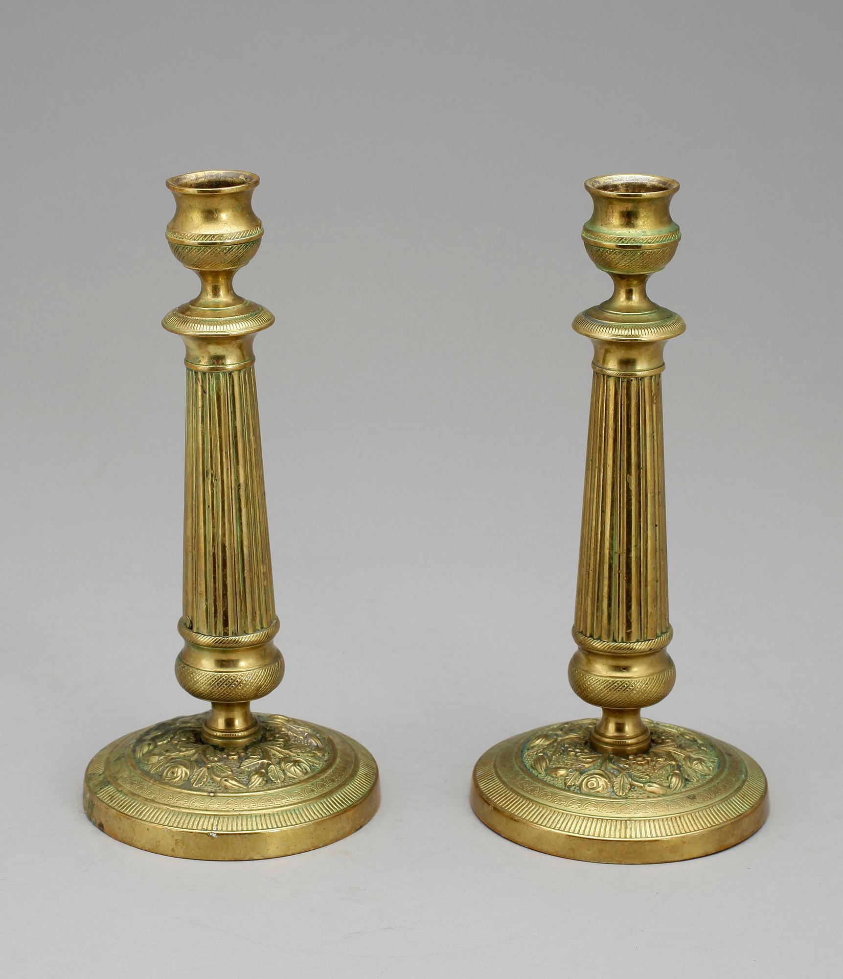 LJUSSTAKAR, ett par, mässing, senempire, omkring 1800-talets mitt.