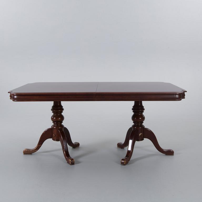 A SET OF 7 ROKOKO-STYLE DINING CHAIRS AND A TABLE, 20th century.