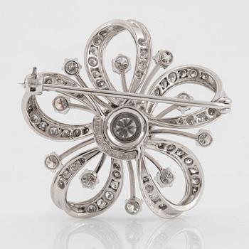 Brosch 18K vitguld med runda briljantslipade diamanter totalvikt ca 2.50 ct.